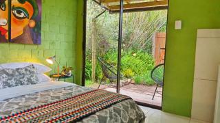 Cozy private Ferngrove cottage with garden views at Stormsriver - 8