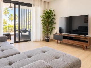 Sausalito | Pool View · 2BR · Sleeps 8 - 8