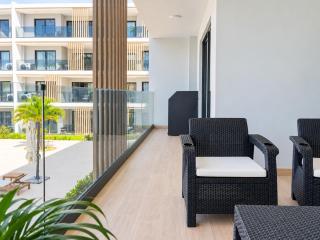 Sausalito | Pool View · 2BR · Sleeps 8 - 5