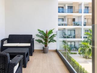 Sausalito | Pool View · 2BR · Sleeps 8 - 4