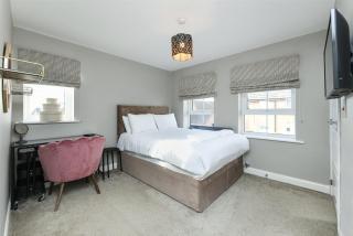 2-Bed Home with Parking Near Trent Bridge - 7