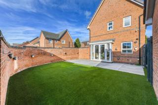 2-Bed Home with Parking Near Trent Bridge - 4