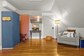 Cozy Top-Floor Retreat in the Heart of Louisville - 1