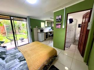 Cozy private Ferngrove cottage with garden views at Stormsriver - 4
