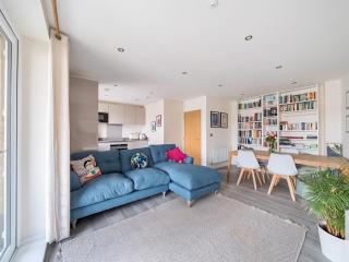 Spacious Apartment in Addlestone with Free Parking- Pass the Keys - Addlestone - 0