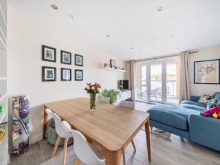 Spacious Apartment in Addlestone with Free Parking- Pass the Keys - Addlestone - 2