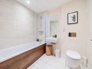 Spacious Apartment in Addlestone with Free Parking- Pass the Keys - Addlestone - 1