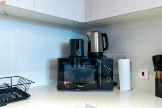 Modern 1BR Apartment in Waters Edge Yas Island - 4