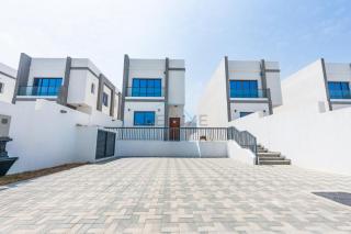 Sea and Mountain Views 3BR Plus Assistant Room with Own Kids Play Area, Spacious Outdoor Lounge and BBQ, Al Dana Island, Fujairah by Deluxe Holiday Homes - 9
