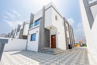 Sea and Mountain Views 3BR Plus Assistant Room with Own Kids Play Area, Spacious Outdoor Lounge and BBQ, Al Dana Island, Fujairah by Deluxe Holiday Homes - 8
