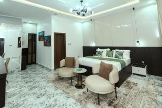 The One Percent Manor - 4