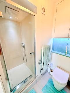 Two bed Apartment with balcony and Free Parking - 3