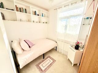 Two bed Apartment with balcony and Free Parking - 8