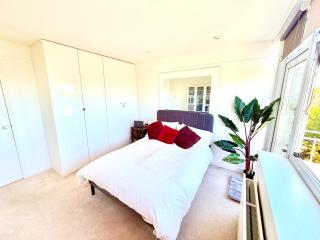 Two bed Apartment with balcony and Free Parking - 6
