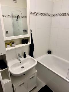 HOME Garden Apartment with Free Parking - 4