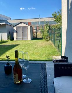 HOME Garden Apartment with Free Parking - 8