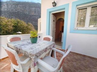 Beachfront Apartment - Sleeps 4 & Free Parking - 5