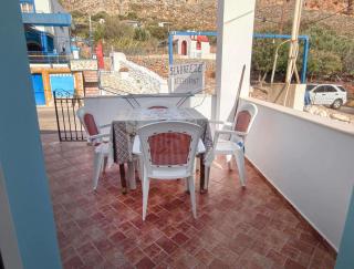 Beachfront Apartment - Sleeps 4 & Free Parking - 2