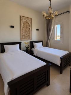 Relaxing 2BR Chalet with Lagoon & Pool View in El Gouna West Golf - 1