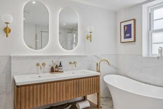 Luxury Gated 3BR Stay in Ascot - By Tempstay - 7