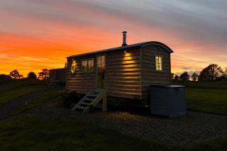 Cosy Luxury Foxglove Hut with Private Fire Bowl - 0