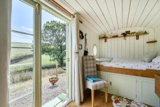 Cosy Luxury Foxglove Hut with Private Fire Bowl - 7