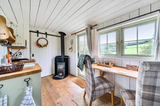 Cosy Luxury Owls Roost Hut with Private Hot Tub - 5
