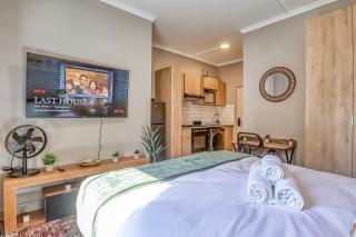 Stunning Apt near Sandton & Rosebank with Pool & Gym - 0