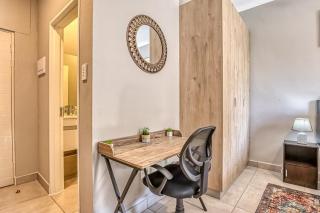 Stunning Apt near Sandton & Rosebank with Pool & Gym - 9