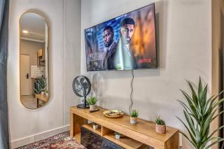 Stunning Apt near Sandton & Rosebank with Pool & Gym - 7