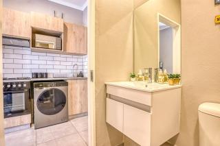 Stunning Apt near Sandton & Rosebank with Pool & Gym - 2