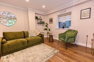 Brand New Stylish Lakeside Apartment - 0