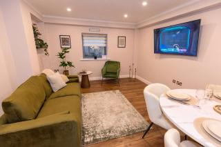 Brand New Stylish Lakeside Apartment - 9