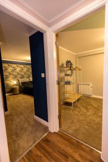 Brand New Stylish Lakeside Apartment - 7