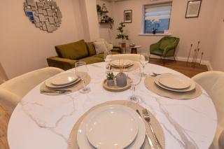 Brand New Stylish Lakeside Apartment - 4