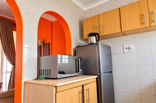 Best Location, borehole water, FREE WIFI, 5min to CBD, - 1