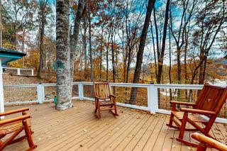 Lake Cabin Sleeps 6 Pet Welcome Hot Tub Fire pit - Dandridge - 9