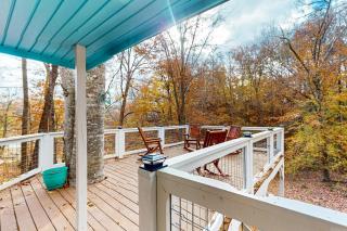Lake Cabin Sleeps 6 Pet Welcome Hot Tub Fire pit - Dandridge - 6