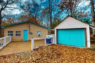 Lake Cabin Sleeps 6 Pet Welcome Hot Tub Fire pit - Dandridge - 4