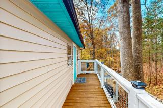 Lake Cabin Sleeps 6 Pet Welcome Hot Tub Fire pit - Dandridge - 3