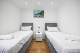 Garland Stylish Apartment 2 In Greater London - 4