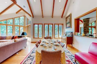Hawk Cove Manor - 4