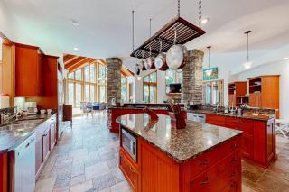Hawk Cove Manor - 2