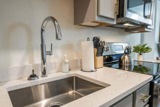 Renovated Loft w Free Parking & Near Hospitals - 3
