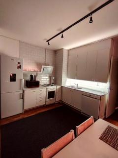 Quiet, best connections, amenities, parking - 9