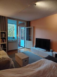 Quiet, best connections, amenities, parking - 8