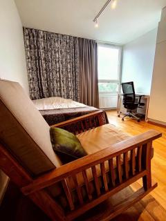 Quiet, best connections, amenities, parking - 7