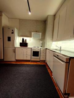 Quiet, best connections, amenities, parking - 5