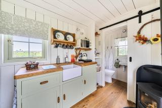 Cosy Luxury Owls Roost Hut with Private Hot Tub - 2