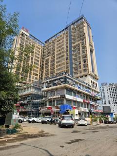 Cozy Stay Near Expo Mart Kaveri City Center - 4